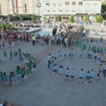 Ples pod otvorenim nebom junskog popodneva na gradskom trgu u Čačku kao prvi iskorak predškolaca