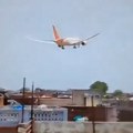 Avion kompanije Er Indija srušio se na indijskom aerodromu u Ahmedabadu
