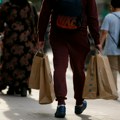 Od letnjih sniženja do lažnih cena: Otkrivamo najčešće zamke trgovaca u prodavnicama i na internetu