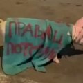 Bravo tvrdi da je prase sa uvredljivom parolom na blokadi u Novom Sadu dovezla BIA, Zborovi osudili