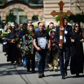 Den Tana sahranjen u Beogradu: Ćerke i supruga neutešni, na sahrani bili i fudbaleri, političari i biznismeni