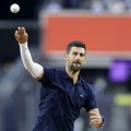 Postoji li nešto što ovaj čovek ne ume: Novak zaigrao i bejzbol