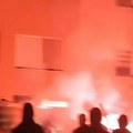 (Video) Drama u Vojvode Vlahovića: Grupa maskiranih huligana upala u kafić: Palili baklje i napali goste, jake policijske…