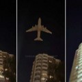 Snimljeno kako avion nisko leti iznad Moskve Navodno izbegavao ukrajinske dronove (video)