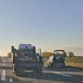 Prevrnuo se automobil kod isključenja za Staru Pazovu: Stvaraju se gužve, Hitna pomoć na terenu (video)