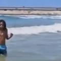 Zastrašujući prizor na plaži Vratio se s posla i svratio do mora – ono što se desilo minut kasnije ledi krv u žilama! (video)…