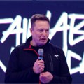 (Foto/video) Ilon Mask slavio, pa zaplesao sa robotom; Tesli odobren paket vredan stotine milijardi dolara