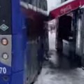 Gradski autobus u Borči proklizao s puta - zakačio kiosk (video)