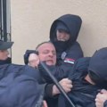 BLOG UŽIVO Haos u Kuli i Boru: Policija se gura s građanima, napad sekirom na studente i novinare