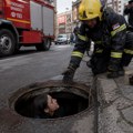 Bežala od policijske kontrole, pa upala u šaht – vatrogasi je satima izvlačili
