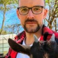 Profesor čuva alpske koze pored Morave