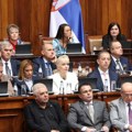 Počela sednica Skupštine o nepoverenju Vladi, „dok neko ne padne u nesvest“, kako je najavila Brnabić
