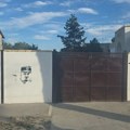Grafiti sa likom Ratka Mladića osvanuli na zidu objekta Islamske zajednice u Somboru