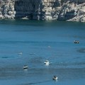 Rekordno nizak nivo vode u poznatom jezeru: Posetioci se igrali s kamenjem, pa ugledali strahotu!