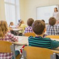 Direktorka škole u Bloku 70 otpustila 13 nastavnika pred početak školske godine: Roditelji tvrde da je na njihovo mesto dovela…