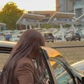 Pali sočni poljupci! Stoju dočekao muž na aerodromu sa besnim džipom, pa joj se zaleteo u zagrljaj