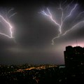 Oluja pogodila Beograd: Munje paraju nebo, voda nosi sve pred sobom, obustavljen gradski saobraćaj na Banjici, u Jerkoviću…