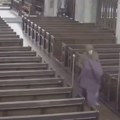 Muškarac ukrao vrednu skulpturu iz crkve! Stavio ćebe i istrčao, kamere sve snimile (video)