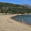 Seoba Srba na more tokom praznika: Budva puna turista, neki se odlučili na novembarsko kupanje