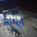 Žestok sudar kod Kokinog Broda: Delovi vozila rausti po putu, a od siline udara jedan automobil završio prevrnut na krov…