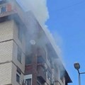 (Foto) požar na Dorćolu: Gori stan na poslednjem spratu, dim kulja na sve strane