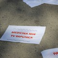 Protest ispred KCV zbog hapšenja tehničara danas: "Branite li državu ili nanosite štetu pacijentima?"
