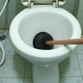 Nikada ih ne bacajte u WC šolju! Ovih 12 stvari može napraviti haos - među njima su vaši nokti