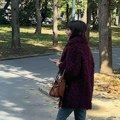 Paparaco snimak naše poznate voditeljke: Šetala Košutnjakom bez šminke, još je lepša nego na televiziji (Video)