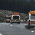 (Foto) autobus pun putnika visio nad provalijom: Drama u komšiluku:Vozač pokušao da izbegne nesreću s kamionom