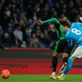 Napoli jedbva pobedio, ali ostao u trci za titulu