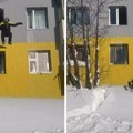 Zgrade potpuno zatrpane, ljudi skaču i plivaju u snegu: Pojavili se neverovatni snimci sa Kamčatke (video)