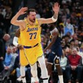 Jokić gledao kako Dončić tripl-dablom ruši Denver – Lebron pokazao poštovanje prema Džokeru /video/