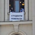 Članovi DS razvili kroz prozor Skupštine transparent “Studenti pobeđuju”
