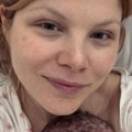 Прва слика из породилишта са сином Феђом: Глумица Вања Ненадић поделила емотиван тренутак са наследником док јој лежи на…