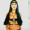 (Foto) Obeležila devedesete, a sad uhvaćena kako radi u butiku: Prodavala i intimne fotke, pa se odlučila za običan posao…