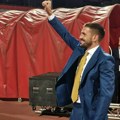 Dušan Tadić poveo navijanje sa navijačima Ajaksa posle pobede Holanđana protiv Vojvodine u Novom Sadu