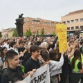 Novi skup roditelja učenika Jovine, dikrektor u holu s učenicima koji traže njegovu ostavku