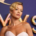 Rita Ora sela na WC šolju pa se slikala: Neukusan potez albanske pevačice zgrozio sve, reagovao i njen verenik