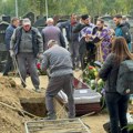 Tutun sahranjen uz crkveni hor na Lešću, poznati prilazili uplakanom Baji: tužne scene udovice