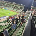 Ima ko u Bugarskoj da navija za Srbiju: Grupica sa našom zastavom okupirala sredinu stadiona u Razgradu
