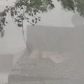 Katastrofalna oluja u Kruševcu: Vetar i kiša nose sve pred sobom, grad se brani sa više od 1.000 raketa na zalihama (video)