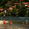 Banjaluka se i kuva i prži: Upeklo sunce, obale Vrbasa pune, u centru samo ko mora (foto)