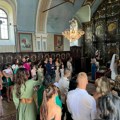 Prva slika iz crkve Darka Lazića i katarine: Ispred fešta sa trubačima, a u Hramu svi pomno slušaju sveštenika