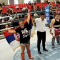 U ring ponela zastavu Nada Petrović, takmičarka kik boks kluba „Kosovska Mitrovica“ –osvojila zlatnu medalju na…