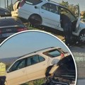 Jeziv sudar u Kragujevcu: Od siline udarca automobil se "popeo" na drugi i ostao bez točkova