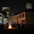 (Foto): Badnje veče u Banjaluci: Naložen badnjak u prisustvu velikog broja vernika