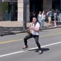 Muzika za trkače! Snimak saksofoniste koji zabavlja maratonce u Beogradu oduševio sve "Kakva atmosfera!"
