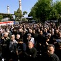 Stotine hiljada ljudi na ulicama Teherana, Hamnei predvodi molitvu za pokojnog Raisija