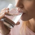 Da li zaista treba da popijemo čašu vode kada se probudimo?
