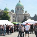 AP: Populističke pristalice Vučića su uživale u prvomajskom roštilju kod Skupštine Srbije